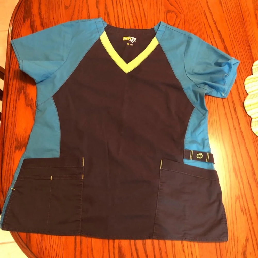 Wonder wink scrub top